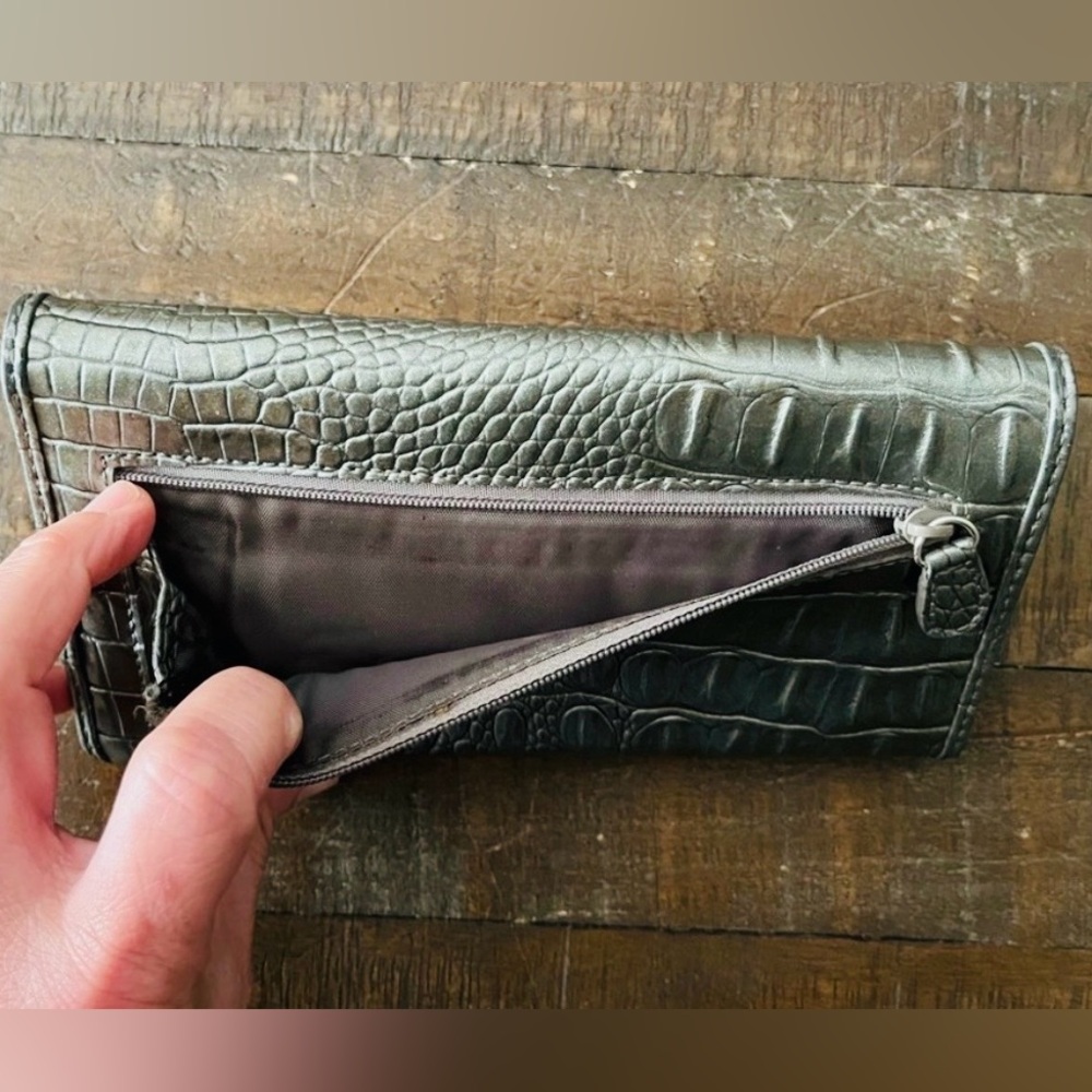 Nine West Vintage Embossed Alligator/Crocodile Textured Wallet in Gray EUC - Picture 3 of 4